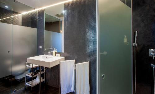 Superior Double Room with Balcony and Kitchenette image 5