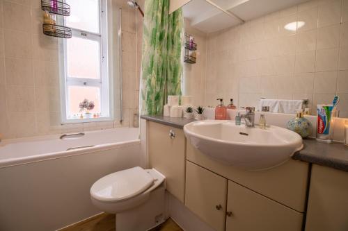 Cosy 2-Bedroom Apartment in Mayfair 8CB - 4th floor no elevator - image 6