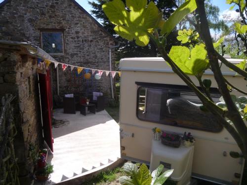 Chambre dhôtes Suite 53m2 ou Caravane vintage avec cuisine et salle de bains privées, B&B 53m2 Suite or Vintage caravan with private kitchen and bathroom
