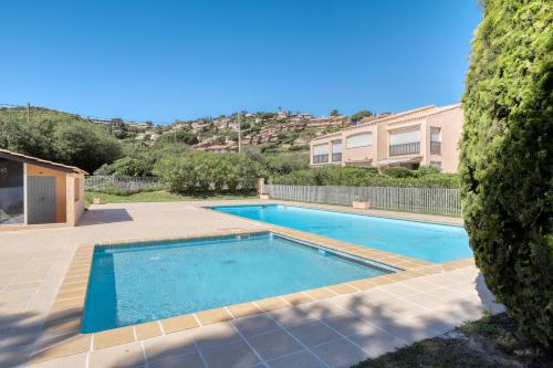 Accès direct à la plage + résidence avec piscine - Location saisonnière - Le Lavandou