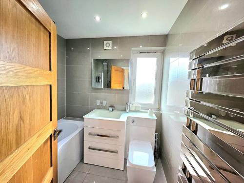 3 Bed House with 6 Beds by Sensational Stay - image 8