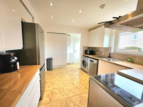 Kitchen, 3 Bed House with 6 Beds by Sensational Stay in Corstorphine