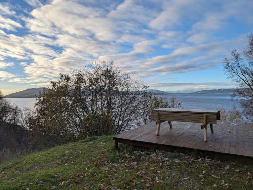 Senja - Charming cottage by the sea with terrace and fantastic view in Фіннснес