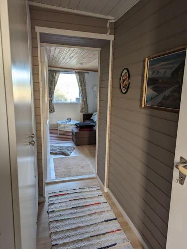Senja - Charming cottage by the sea with terrace and fantastic view in Фіннснес