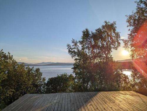 Senja - Charming cottage by the sea with terrace and fantastic view in Фіннснес