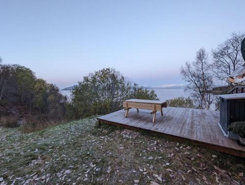 Senja - Charming cottage by the sea with terrace and fantastic view in Фіннснес