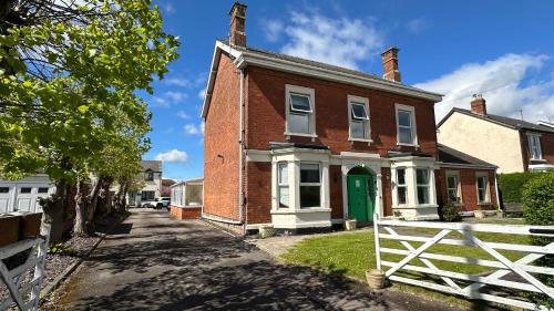 Very Spacious 9 Bedroom House-Garden-Parking for 6 - Gloucester
