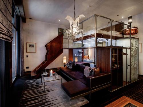 1 queen bed, 1 sofa bed