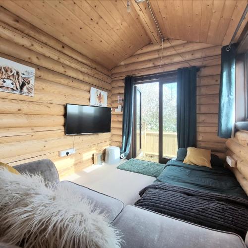 浴室, CABIN in hosts huge garden CHILD FRIENDLY with Hens Kittens firepit Marshmallows in 查靈