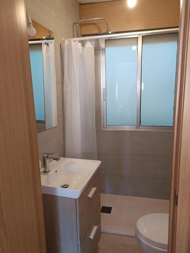 Quad room, private bathroom, 3 beds