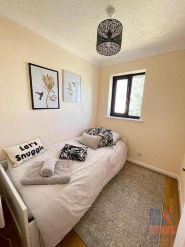 On Site Stays - Cosy ground floor 2 bed with Wifi and lots of Parking