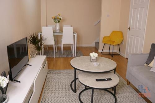 On Site Stays - Cosy ground floor 2 bed with Wifi and lots of Parking