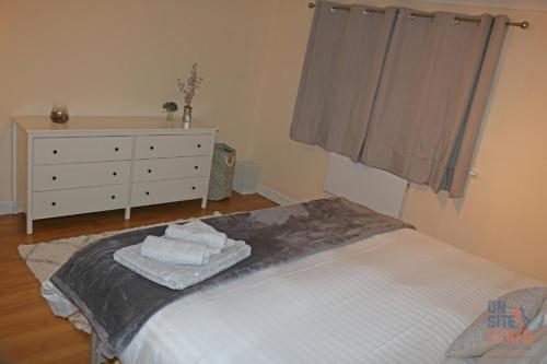 On Site Stays - Cosy ground floor 2 bed with Wifi and lots of Parking