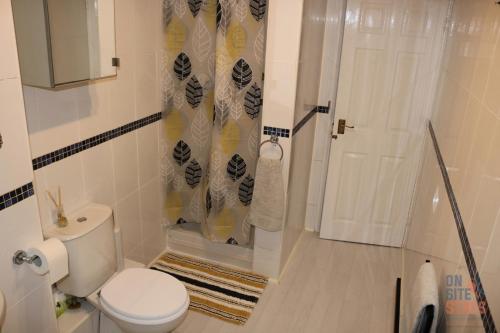 On Site Stays - Cosy ground floor 2 bed with Wifi and lots of Parking