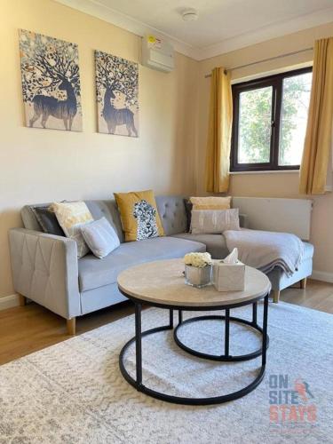 On Site Stays - Cosy ground floor 2 bed with Wifi and lots of Parking