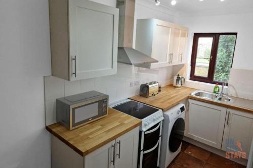 On Site Stays - Cosy ground floor 2 bed with Wifi and lots of Parking