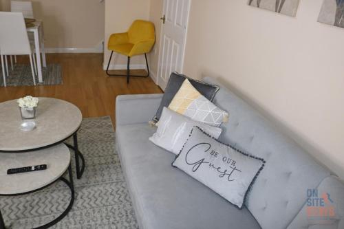 On Site Stays - Cosy ground floor 2 bed with Wifi and lots of Parking