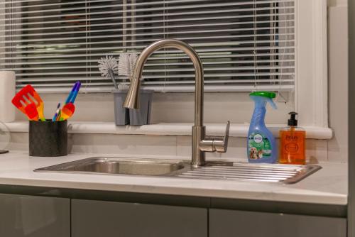Modern London Luxury 3Bed 3Bathroom Retreat 6HS - image 2