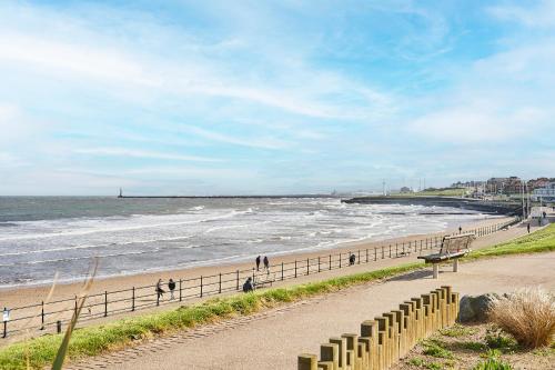 Strand, Host & Stay - Emilyn House in Whitburn