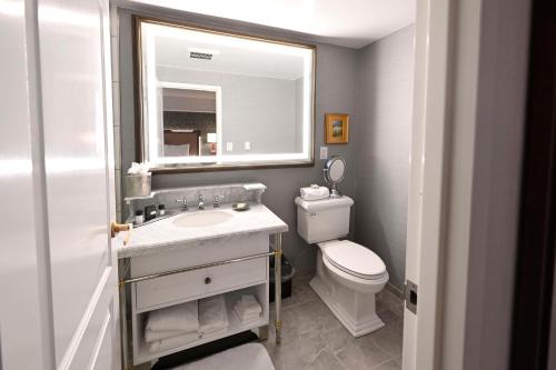 549802714 Hotel Roanoke & Conference Center, Curio Collection by Hilton