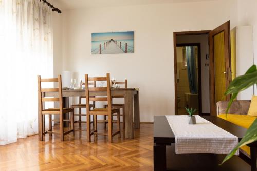 Létesítmények, 60 négyzetméteres, 2 hálószobás Apartman 2 fürdőszobával Rubesi területén (Sea View Retreat/ 170Mbps WiFi/ Sunny Balcony) in Cikovici