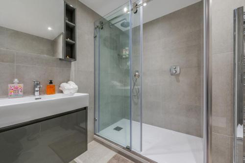 City Chic 3 Bedroom 2 Bathroom Luxury Living 7HS - main image