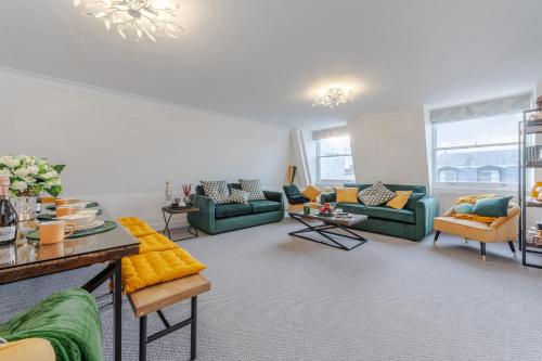 City Chic 3 Bedroom 2 Bathroom Luxury Living 7HS - image 7