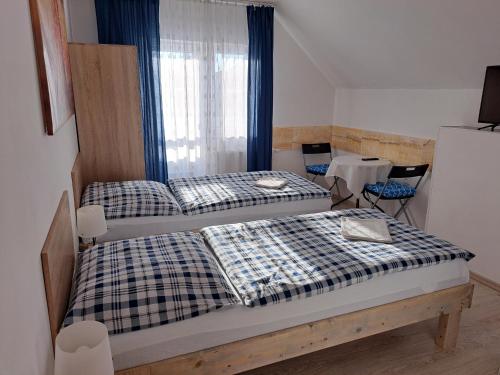 2 twin beds
