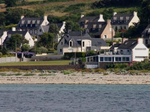 La maison du Lenn face à la mer