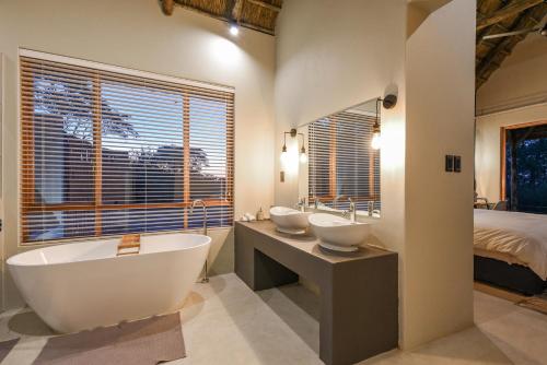 Badkamer, Mziki Safari Lodge in Beestekraal