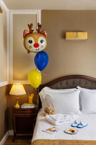 2 double beds, 1 twin bed