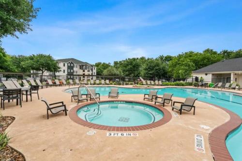 6 min to DT~pool~free parking~2king bed & 2bath in Austin, USA