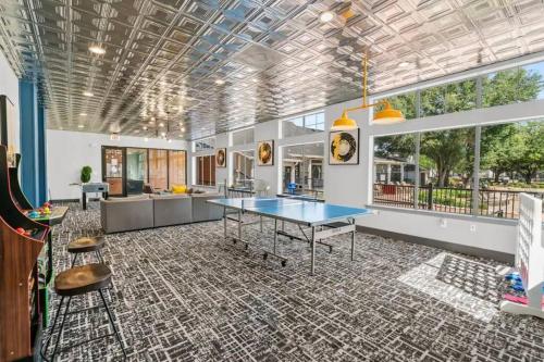 6 min to DT~pool~free parking~2king bed & 2bath in Austin, USA