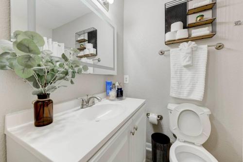 6 min to DT~pool~free parking~2king bed & 2bath thumb 4