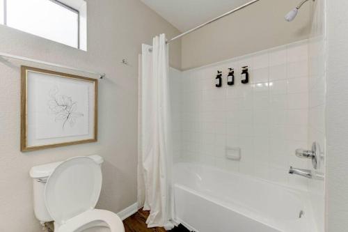 6 min to DT~pool~free parking~2king bed & 2bath in Austin, USA