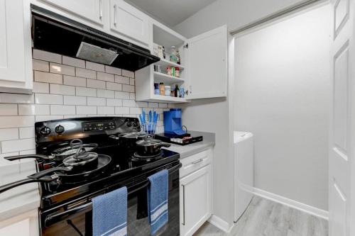 6 min to DT~pool~free parking~2king bed & 2bath in Austin, USA