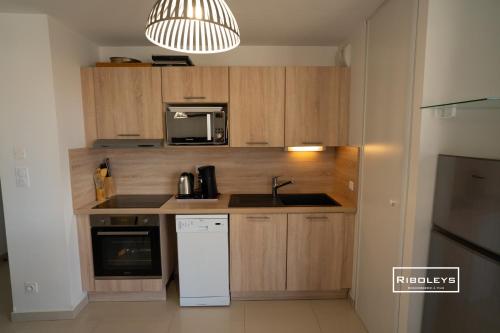 Kitchen, Riboleys - T3 climatise a 100m de la mer in Vias