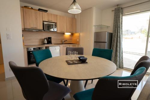 Kitchen, Riboleys - T3 climatise a 100m de la mer in Vias