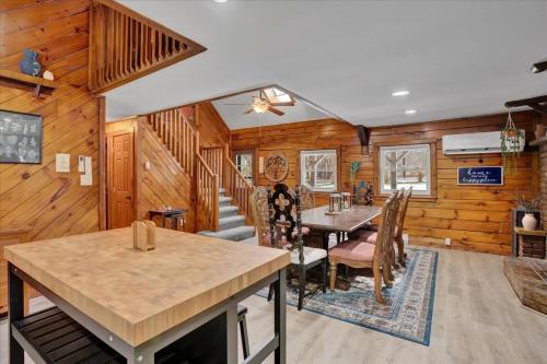 Cabin in Long Pond Gameroom Pool Table in Long Pond, USA