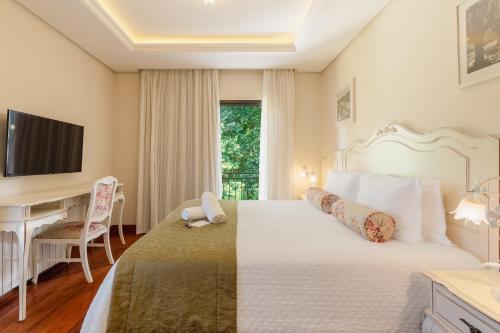 Deluxe Suite with Spa Bath image 9