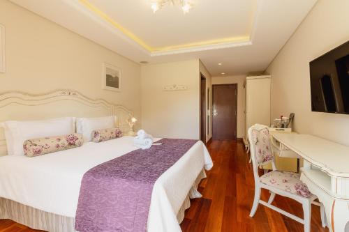 Deluxe Triple with Balcony image 10