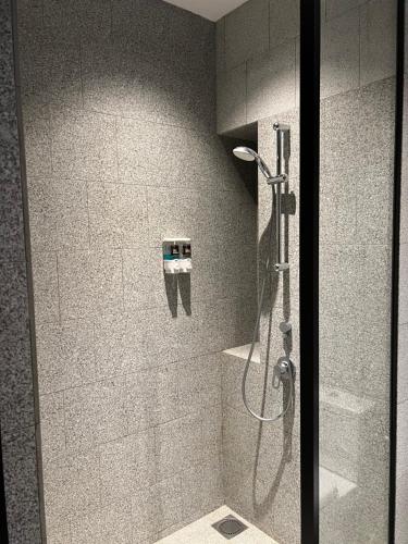 scarletz suites klcc by yatie - image 9