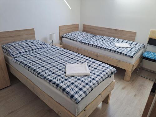 2 twin beds