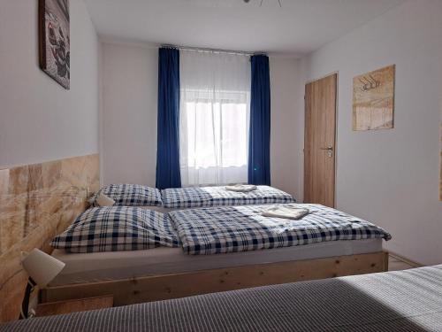 3 twin beds