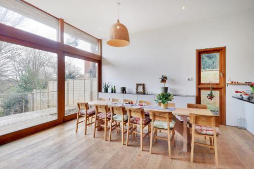 Instalaciones, Sanctuary Forest Row countryside village escape Pass the Keys in Forest Row