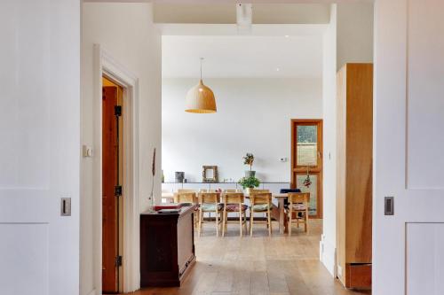 Instalaciones, Sanctuary Forest Row countryside village escape Pass the Keys in Forest Row