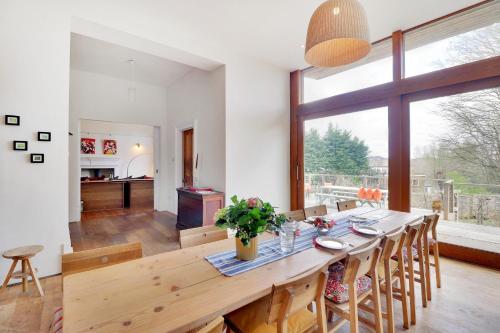 Instalaciones, Sanctuary Forest Row countryside village escape Pass the Keys in Forest Row