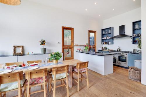 Cocina, Sanctuary Forest Row countryside village escape Pass the Keys in Forest Row