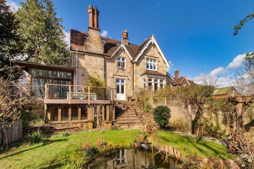 Instalaciones, Sanctuary Forest Row countryside village escape Pass the Keys in Forest Row