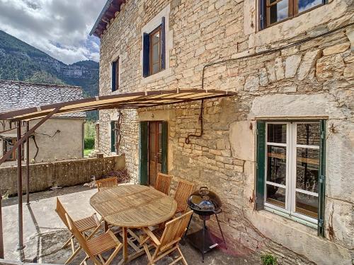 Gorges du Tarn gîte en pierres avec terrasse gîte à louer Prades